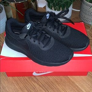 ✨NEW! NIKE Air Max Muse Sneakers✨